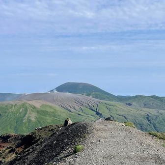 高千穂峰下山後に登る韓国岳⛰️が見えます