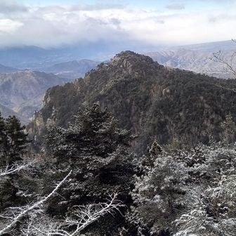 振り返ればさっき登った鷹見岩
