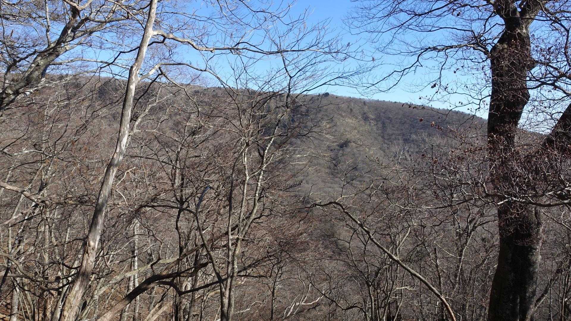 右手にミツモチ山が見えます。
