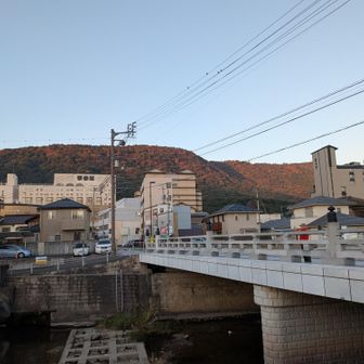 歩くのあの山かな〜？🤔