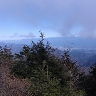 小屋の裏の岩場からは頑張ってもこんなもの