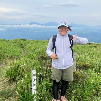 山頂標識は見当たらないけど‥ 到着👍