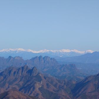 　遥かなる国境見せて雪の嶺　　亮