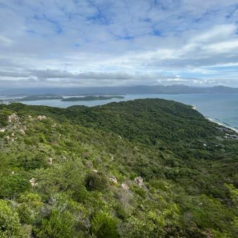二丈岳山頂は曇っています。十坊山は大丈夫🙆‍♀️