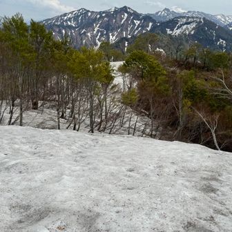 実は山頂テラスは南東に続いています。
きっと違う景色が広がっているに違いない。
行ってみよう！