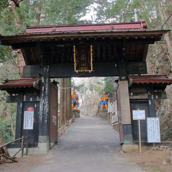 山門を出て一礼。