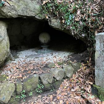 八犬伝では伏姫が八房と暮らしたとされる洞窟に到着！ここなのね〜👀
命を絶った伏姫がここに眠ると言われます。