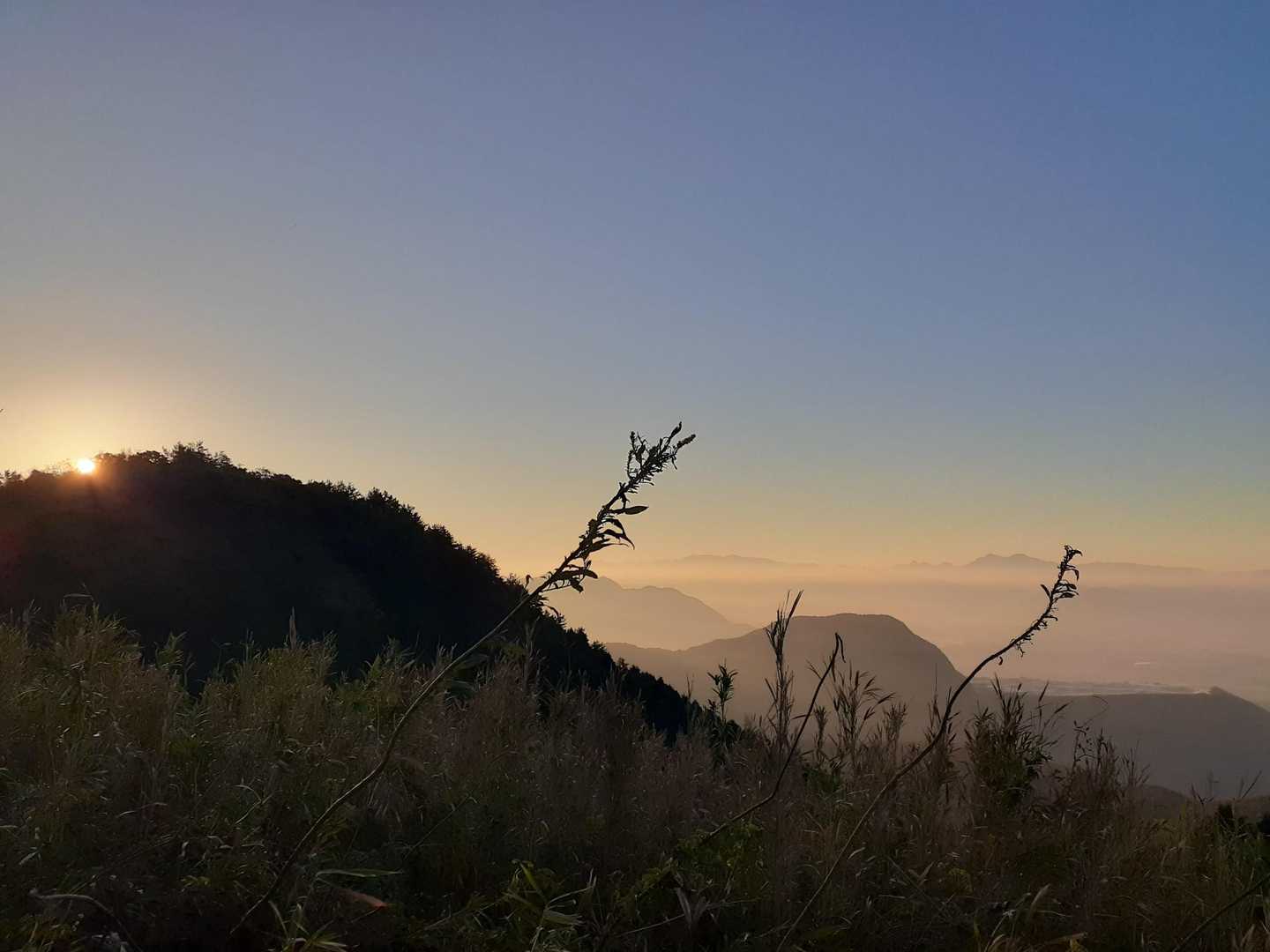 左の牛斬山山頂越しの朝日🌄
そして
奥の香春岳二ノ岳と一ノ岳⛰️
さらに奥の英彦山⛰️

たまりません🤤