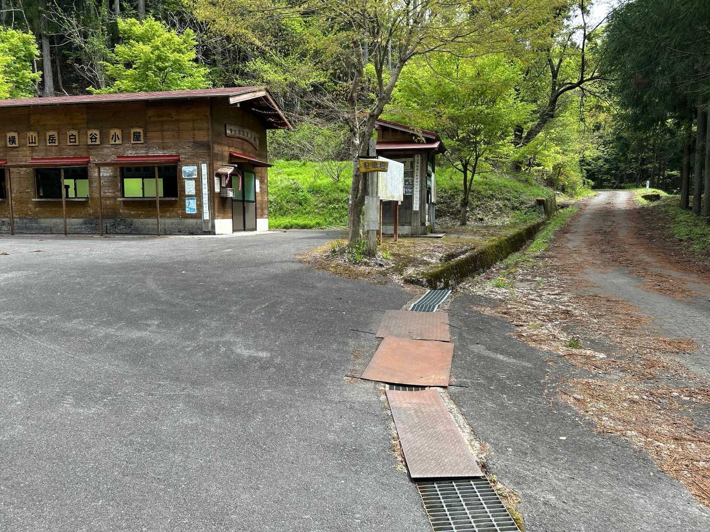 駐車場に9時着くはずが、渋滞で遅れてしまった。
いつものことなので、諦めてゆっくり花探し。
車は4台ほど。