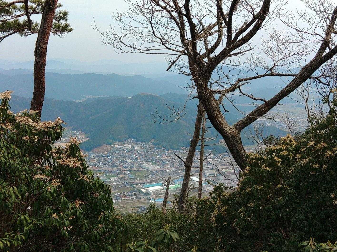 見晴らしの良いところがたくさんあるのがこのコースの良いところ！目の前の山に城跡っぽい場所発見。黒井城跡らしいです。