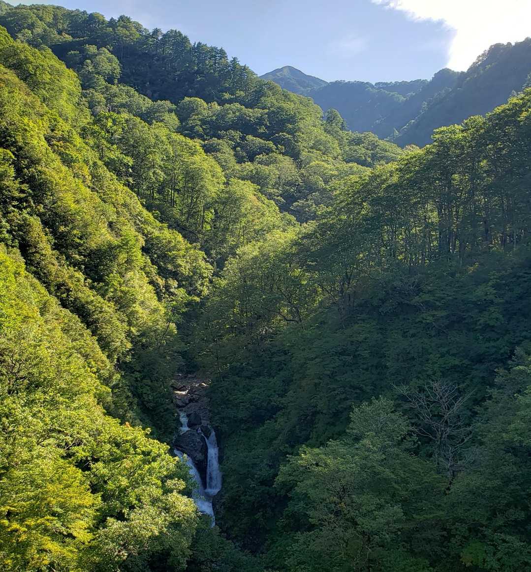 滝など見ながらとぼどぼ歩きます
見えてる山は大石山かな？