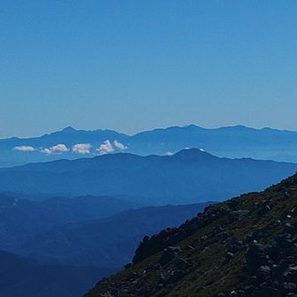 南アルプス　北岳の左に富士山の頭がうっすら白く