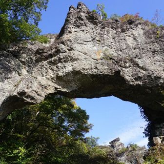 第四石門。長年、君に逢いたかったのだよ。
下山路はここから石門ルートと神社ルートに分かれます。第三石門だけをピストンし、神社ルートを下りました。