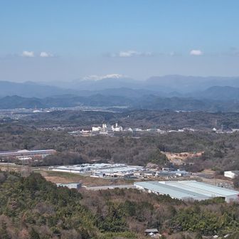 能郷白山は見えるけど
白山や荒島方面は、きっと隠れてるんだね…

方向的にそっか〜、高賀山の向こうあたりかな…