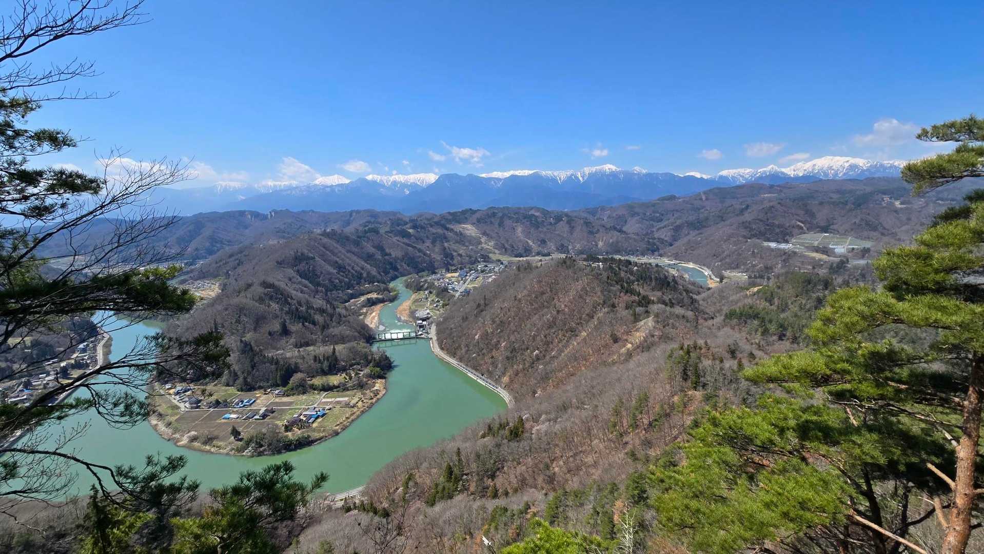京ヶ倉 | 蛇行する犀川と北アルプスが連なる絶景をめざし、手強い岩稜を越えるの写真