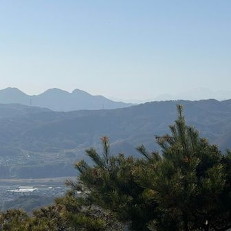 渋川方面の十二山や子持山など