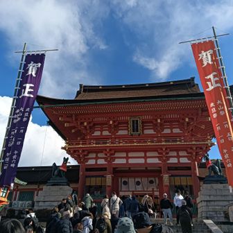 お正月も10日を過ぎ、寒波もあってお参りする人も少ないのでは？と思ってましたが、めちゃ混んでました。（海外の方のほうが多かった感）