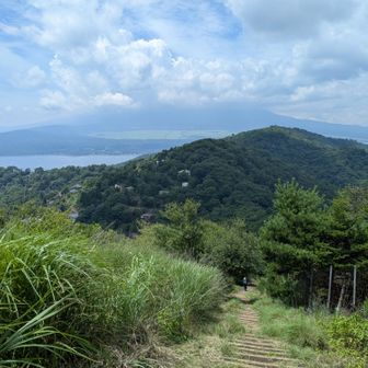 後から登ってくる方が見えました☺️
富士山がすっきり見えたら絶景なのに残念〜😞