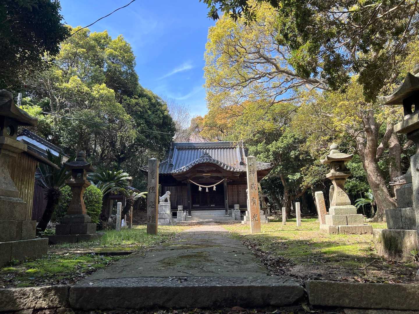 すると　玉祖神社⛩️   が有りました‼️😊
登山の安全を祈願🙏
この神社の左奥に進んで行くと