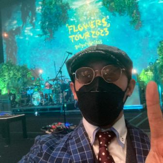 推しバンドのタオルを入れて写真撮りがちわさびマン