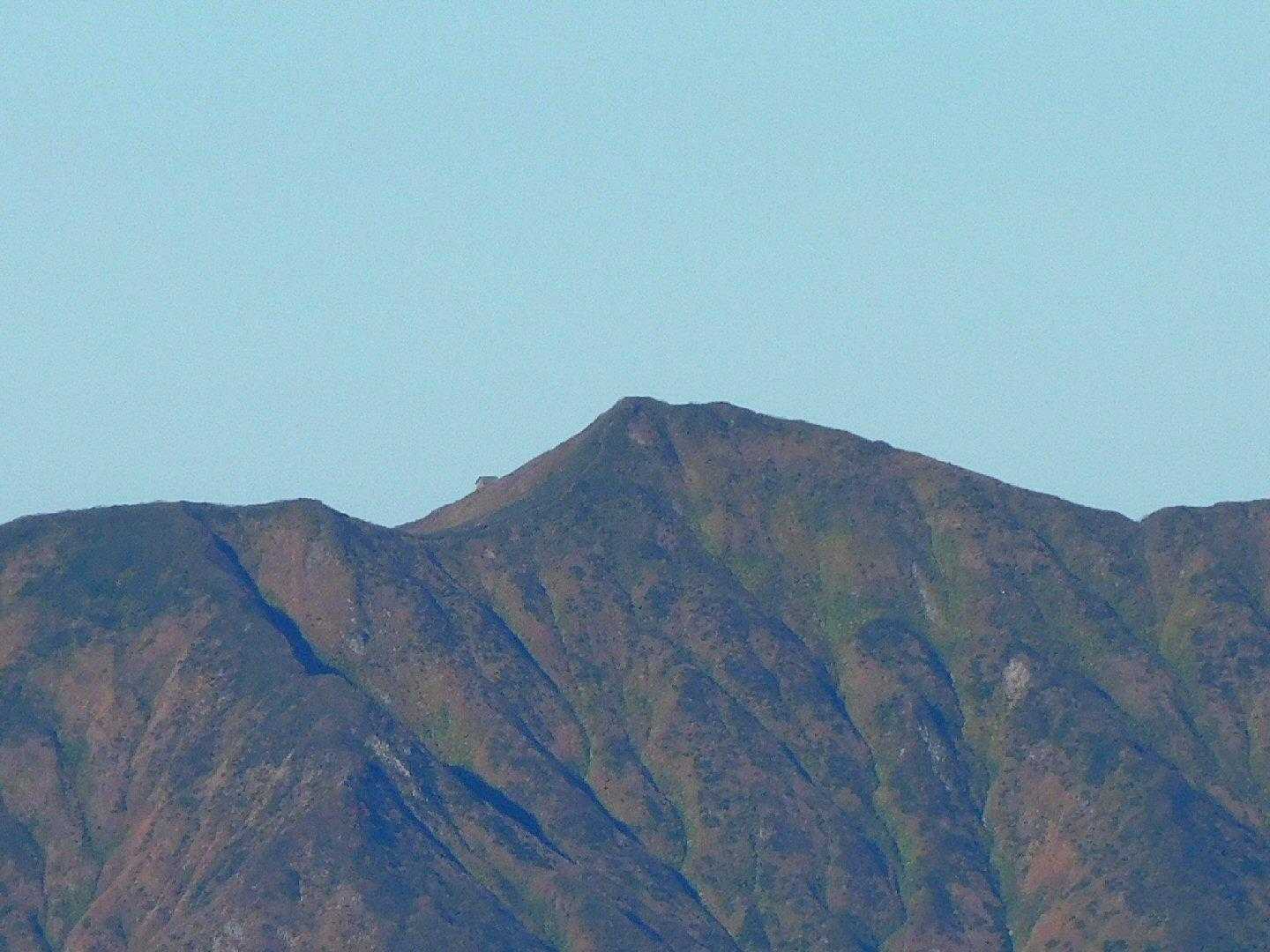 神室山をズームアップ。山小屋も確認できた。