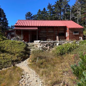 今日は10月2日
実は高天原山荘は9月30日をもって小屋じまいです。
管理している小屋が閉まっても利用できるか調べても出てこなかったので、とりあえず行ってみることにした訳です。