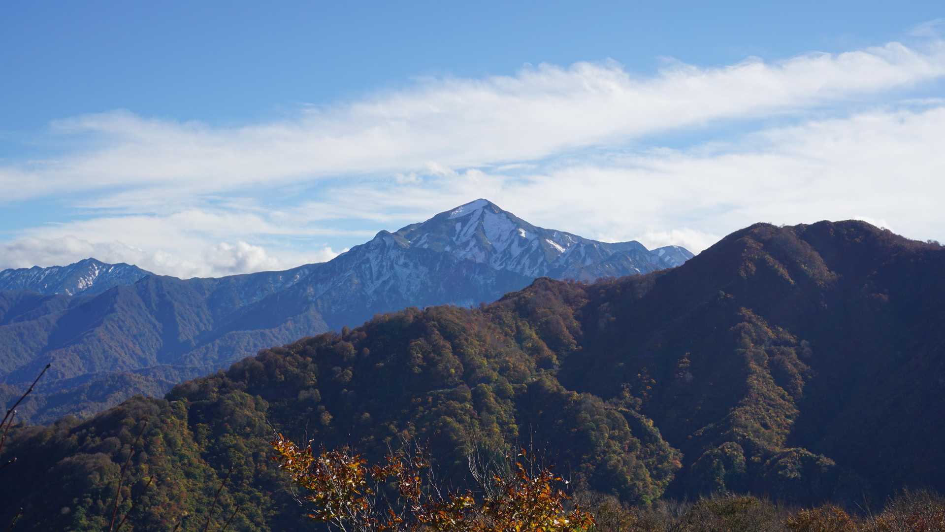 越後駒ヶ岳の左に荒沢岳が見える