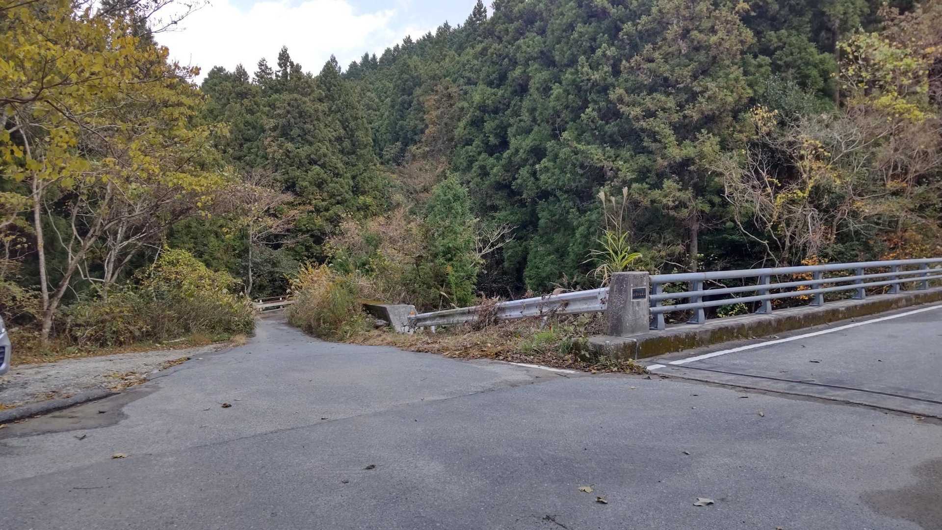 登山口まで戻ってきました🎵
少し狭い道を下りていけば駐めてるとこに着くんですね🍁
知らなかったらテクテクと車道をまた歩くとこだった〜😵