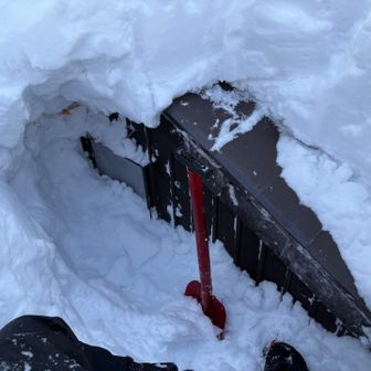 一から掘り直しでしたが、場所が分かっているのはかなり有利で、屋根近くの窓が見えました
