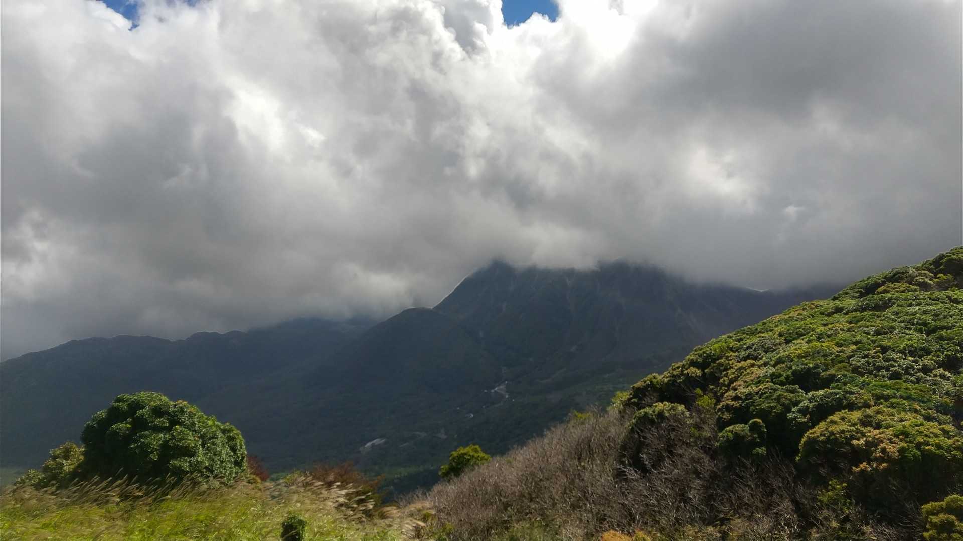 反対側の三俣山は厚い雲に覆われて見えません。