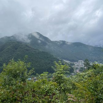 山頂を少し進んだ所にて古里駅方面を眺める。
赤久奈山辺りだろうか。それとも岩菅山か？
ガスがかかる山々の景色もまた素敵だと思う。