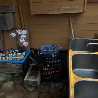 販売飲料や飲料水は小屋玄関を出てすぐ脇に。蛇口をひねれば自由に使えるお水は有り難い