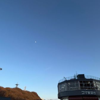 ベンチで休憩中に空を見上げると、もう月が出ていました