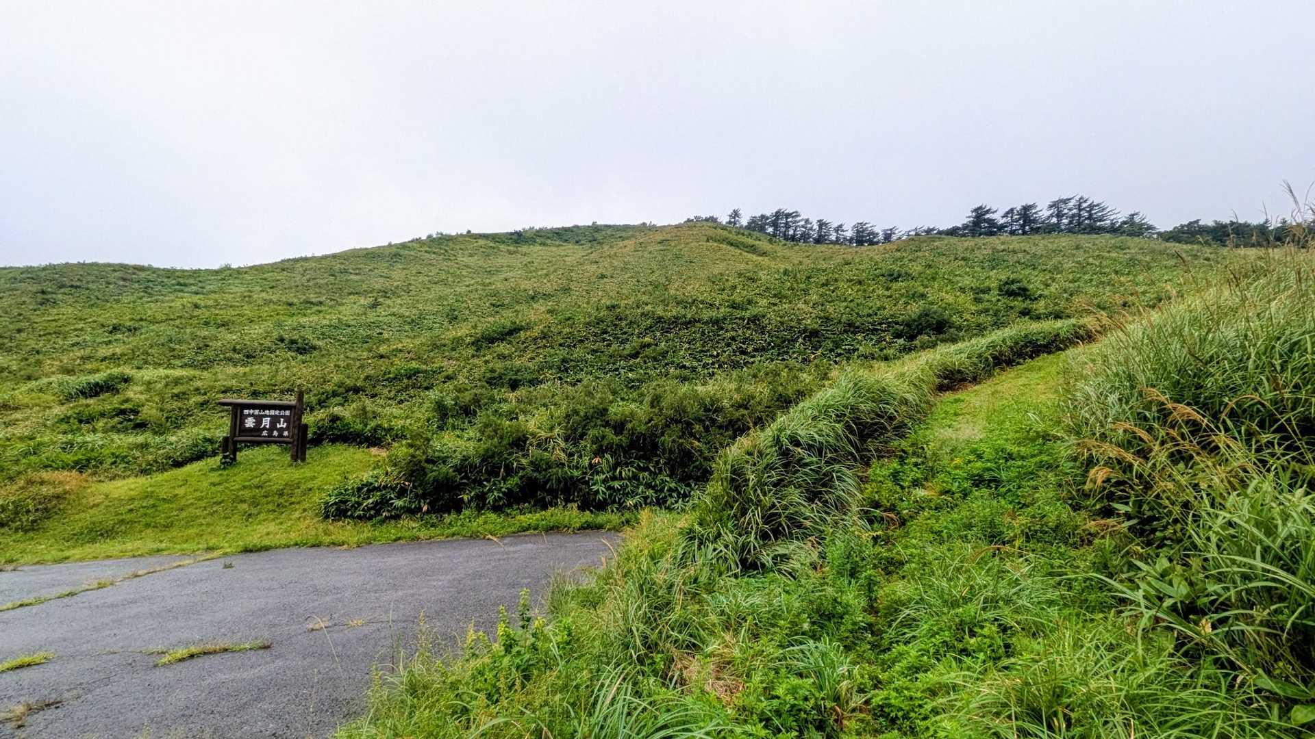 雲月山⛰️に来ました。
☔️💬
様子見の私と1組💦
4,5台で来たグループ
諦めて深入山に移動🚗
私　小雨になったのでスターティン♫