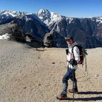 薬師岳に戻ってきたところで、今日2人目の登山者が登ってきたので、撮り合いっこしました📸
そのオニーサンは南御室小屋のテン場にテント泊とのことです。
因みに、今日は上は厚手のソフトシェルの下にフリース、長袖ロンT、下は厚手のソフトシェルパンツでちょうどよかったです。上から下まで全部モンベルのモンベルおじさんです😆
念の為に背中にアルミの軽量アイゼンを背負ってきましたが、結局チェンスパのみで歩き通せました。