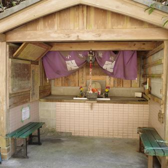 小関地蔵(喜蔵)　地元の保存会の方々などが毎日供花をかかすことなくお詣りしているという。