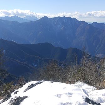 手前は、多分笹ヶ峰。奥に石鎚山。