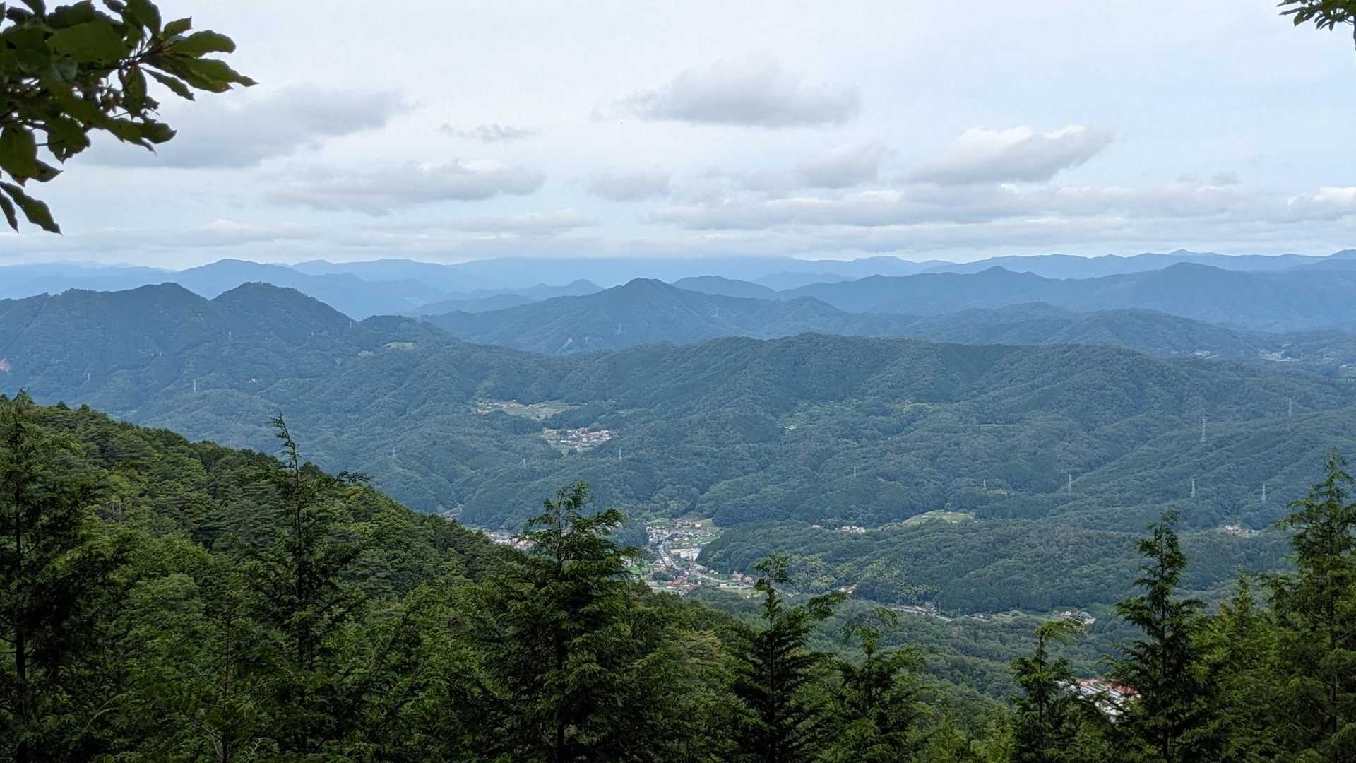 左手に眺望がありました✨
北広島方面📸
雲☁が低いですね🙂