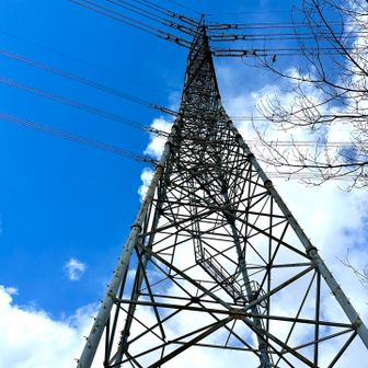 鉄塔のずいぶん手前からトラック🚚のような轟音が響いていたが、音源はここでした。
強風が鉄塔に当たり凄い乱流音が発生中