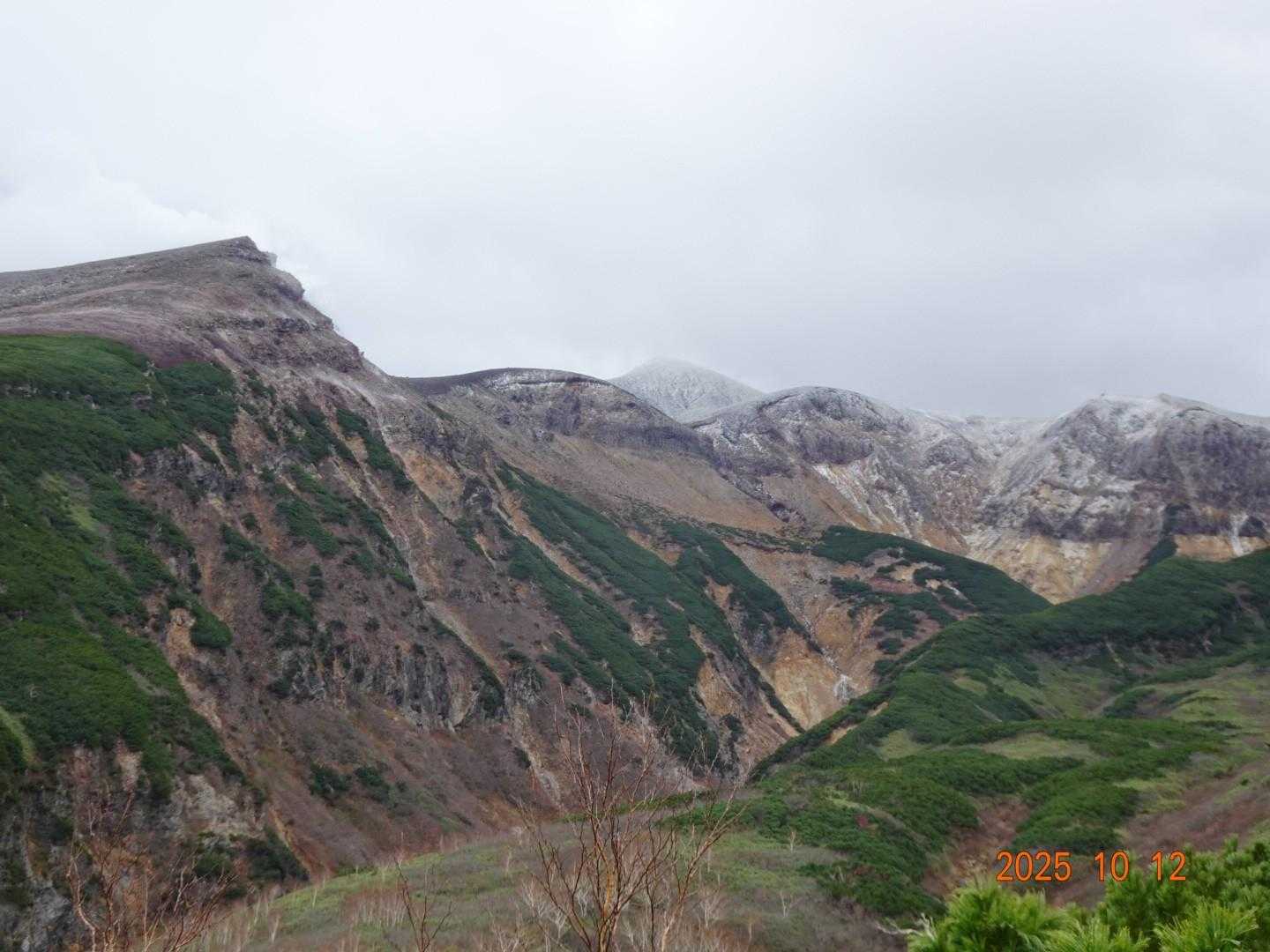おぉ～十勝岳だぁ！
なぜか十勝岳を見ると興奮する。
（後ろの初三段山の二人も興奮してくれてるかなぁ～）
