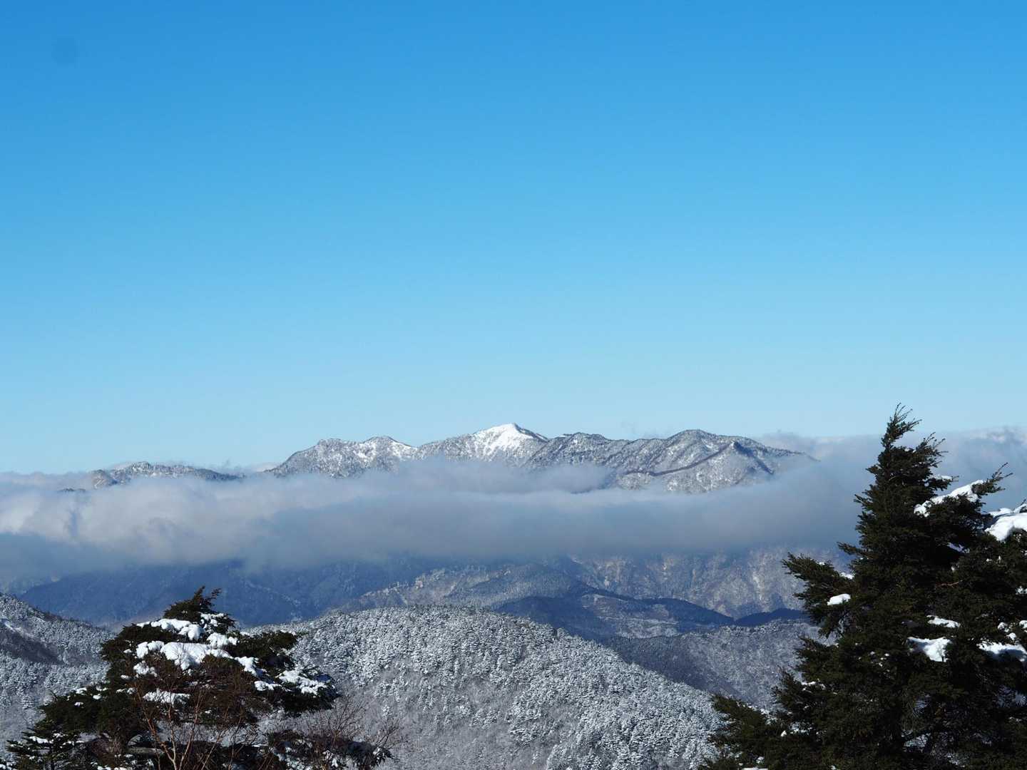 祖谷山系に薄っすらガス…雲海風☁️