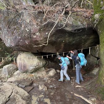 母の胎内くぐり