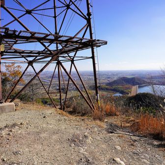 愛宕山の山頂真ん中には鉄塔が建っています。