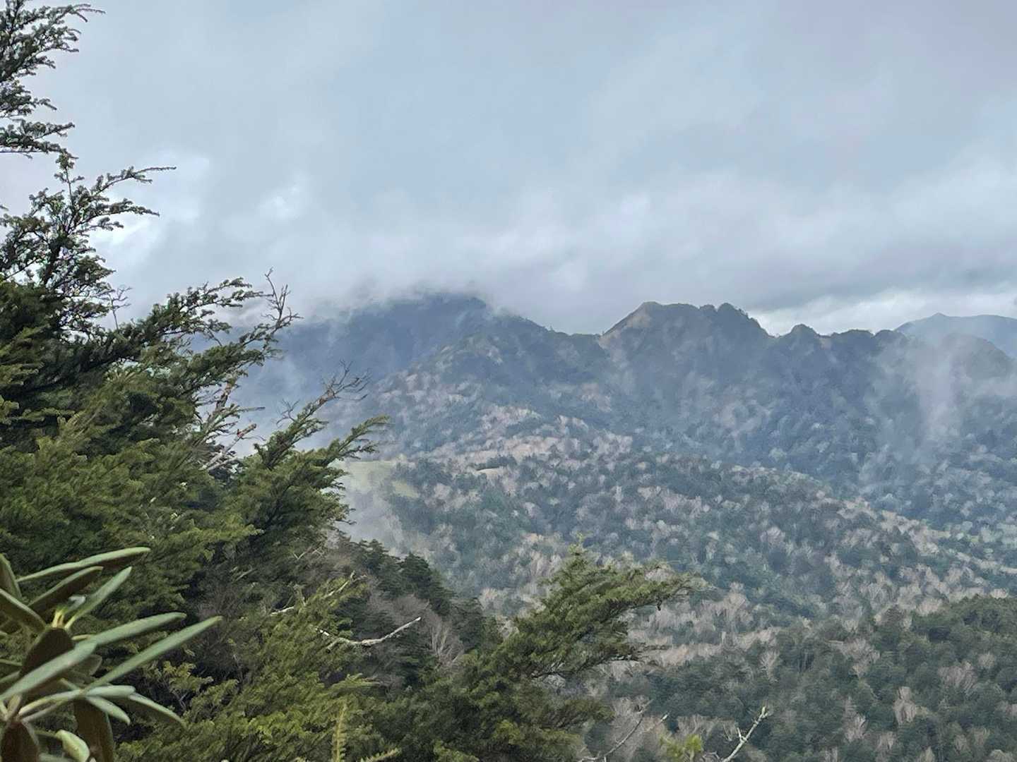 皇海山はガスの中、その隣は鋸山かな
