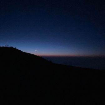朝起きたら足の甲に変な痛み😣弱気になるが登山靴履くと全く気にならない3時出発して東の空は🟦ブルーに怪しい光を放つ