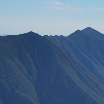 ペテガリ手前のぽこぽこコブはいかにも可愛らしいが・・・実際歩いたらアップダウンの多さに泣かされるのだろうか？