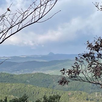 鬼岳👹見えた👀
また行きたいなぁ
途中の林の中がお気に入り

でも、アプローチがマイカーではギリ
底を擦りそうなところがあるのね
車高が高めの車なら問題ないけど