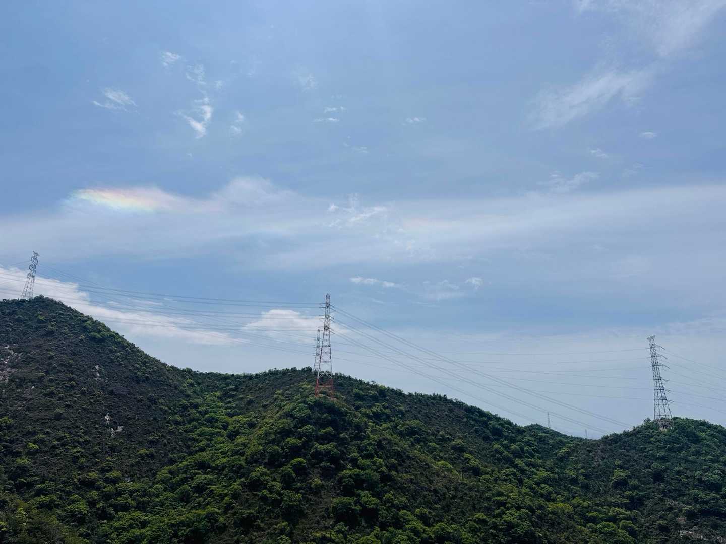 虹のような何か🌈
かと思ったら環水平アークという現象だったようだ👀

神戸の空に「環水平アーク」出現　虹色に輝く光の帯、まもなく消える https://www.kobe-np.co.jp/news/society/202505/0018971804.shtml