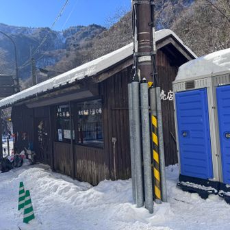 中の湯のカフェでバス待ち。この後平湯温泉へ♨️