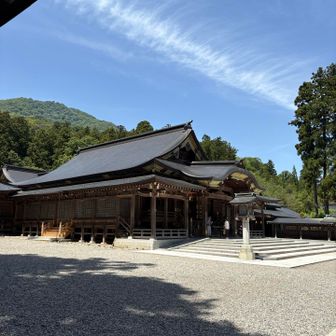 弥彦神社　参拝はニ礼四拍手一礼だそう🧐
見てるとマチマチ　
おやひこさまで親しまれているそう